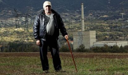 Benito Vadillo, pastor de 56 años, vecino de Santa María de Garoña, frente a la central.