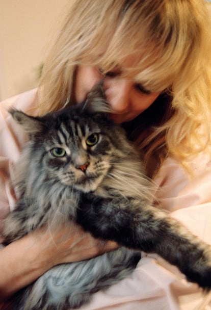 Emma Suárez posa con su gato en exclusiva para ICON.