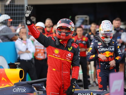 Carlos Sainz, de Ferrari, celebra después de clasificarse.
