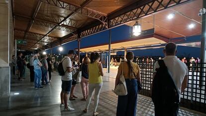 Varios usuarios esperan a que llegue el tren en la estación de Toledo.