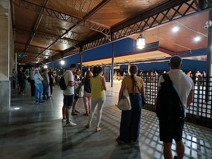 Varios usuarios esperan a que llegue el tren en la estación de Toledo.