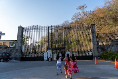 En torno a la construcción del Partenón de Zihuatanejo se crearon mitos urbanos y leyendas, algunas de ellas aseguraba que la reja principal había sido traída desde el castillo de Chapultepec, en la capital mexicana.