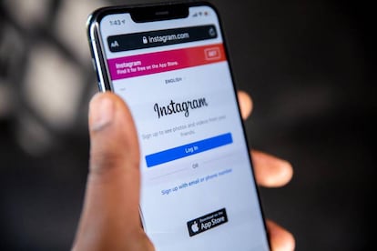 Uso de Instagram en un móvil