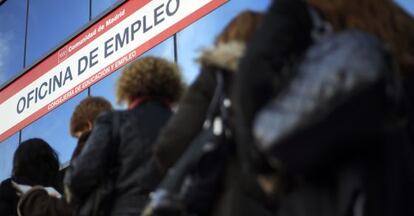 Mujeres en la cola del Inem en Madrid.