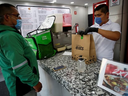 Un repartidor de uber recoge un pedido en un establecimiento de Ciudad de México