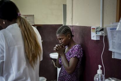 Uma mãe chora enquanto a filha se estabiliza na sala de emergência da Clínica Pediátrica de Bangui. Este centro trata crianças que sofrem de todos os tipos de doenças, incluindo os casos mais graves de desnutrição. "A situação é deplorável e está piorando", diz a doutora Jacqueline Tchebemou. "Mais crianças vêm todos os dias." Mais de 43.000 crianças com menos de cinco anos terão um alto risco de morte por desnutrição aguda grave até 2019, segundo as previsões da Unicef. "As taxas graves de desnutrição aguda excederam o limite do que é considerado uma emergência em 16 dos 18 assentamentos informais monitorados nos últimos dois anos. Para as crianças que foram forçadas a entrar na floresta, as condições são ainda mais extremas ", diz o relatório.