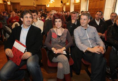 Pello Urizar (EA), Bakartxo Ruiz y Oscar Matute (Alternatiba) en la presentación de la plataforma Bildu, en San Sebastián.