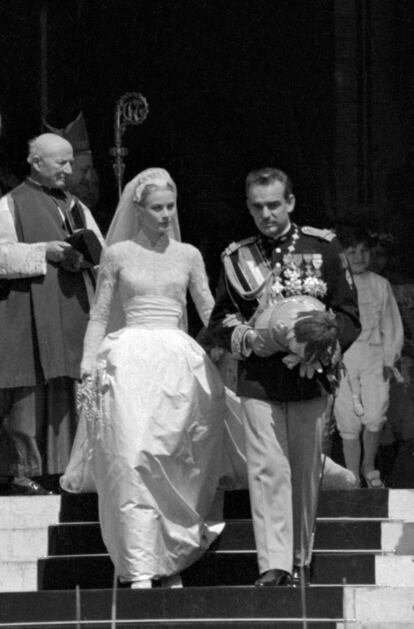  Grace Kelly y Rainiero de Mónaco se casan en 1956.