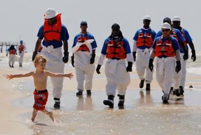 Un niño juega en una de las playas de la isla Dauphin (Alabama), adonde está llegando el vertido.