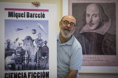 Miquel Barceló amb una ampliació de la portada del seu llibre 'Ciencia ficción, nueva guía de lectura', ahir a Barcelona.