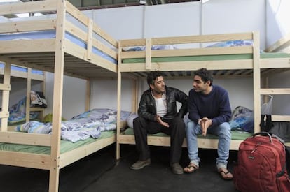 Dos iraníes que buscan asilo en Alemania, en el aeropuerto de Tempelhof.