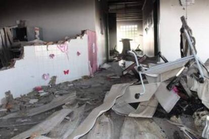 Interior da escola incendiada.