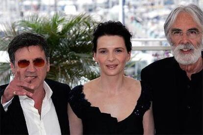 Michael Haneke, a la derecha, junto a Juliette Binoche y Daniel Auteil, ayer en Cannes durante la presentación de <i>Caché.</i>