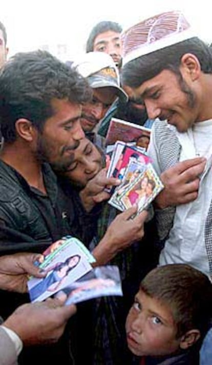 Habitantes de Kabul ojean unas postales con personajes de películas indias.