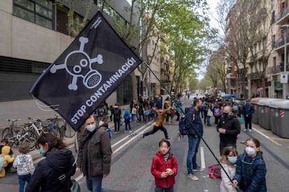 Corte de tráfico enfrente del colegio Fructuós Gelabert ,en la calle Sardenya con Indústria.