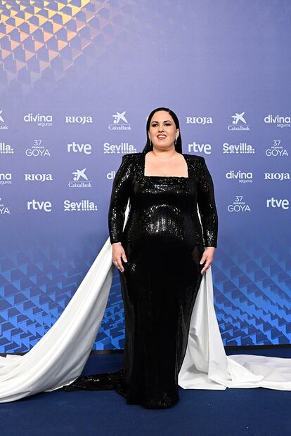 Laura Galán, ganadora al Goya a mejor actriz revelación por Cerdita, con un vestido negro de lentejuelas completado con una espectacular cola blanca. Se trata de un diseño de Johanna Calderón que la actriz combinó con joyas de Suárez.
