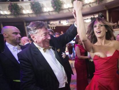  La actriz italiana Elisabetta Canalis baila con el empresario Richard Lugner.