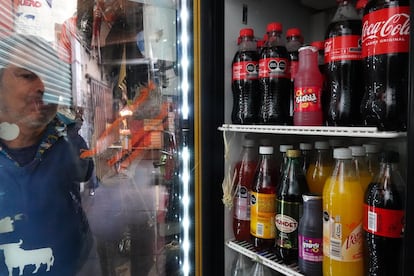 Bebidas procesadas en un exhibidor en Ciudad de México, en enero de 2024.