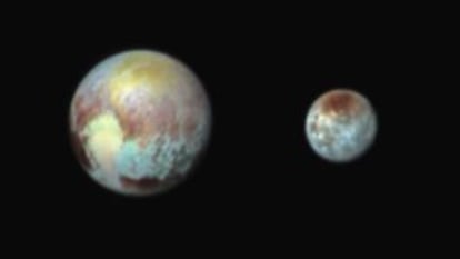 Plutón y Caronte, su satélite, en una imagen difundida por la NASA.