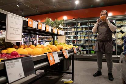 Un empleado en un supermercado