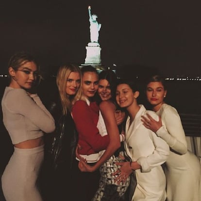 Modelos frente a la estatua de la Libertad. Kendall Jenner quiso compartir con sus seguidores de Instagram un momento de la noche con algunas de sus compañeras de profesión y amigas. De izquierda a derecha: Gigi Hadid, Lily Donaldson, Cara Delevingne, Kendall Jenner, Bella Hadid y Hailey Baldwin.
