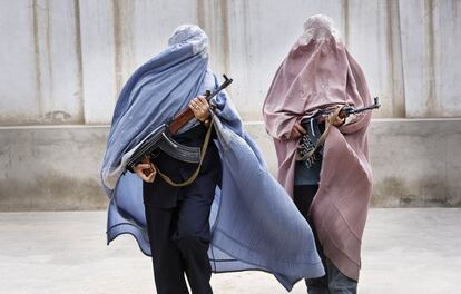 Kandahar, la segunda ciudad más grande de Afganistán, abril de 2007. Estas dos mujeres policías son miembros del Departamento de Crímenes contra la Mujer, dirigido por la teniente coronel Malalai Kakar, heroína nacional asesinada en septiembre de 2008 por dos hombres en motocicleta.