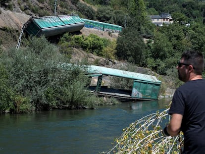 Vagones despeñados por Adif al río Sil en agosto de 2020.