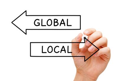 La forma de actuar que tiene en cuenta las particularidades regionales a partir de una planificación internacional se conoce como 'glocalización' y se resume en la consigna “piensa globalmente, actúa localmente”.