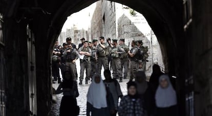 Forces israelianes controlen el pas a la Ciutat Vella de Jerusalem.