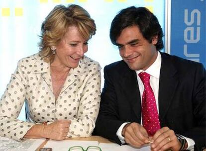 La presidenta de la Comunidad de Madrid, Esperanza Aguirre, charla con el consejero de Sanidad, Juan José Güemes.