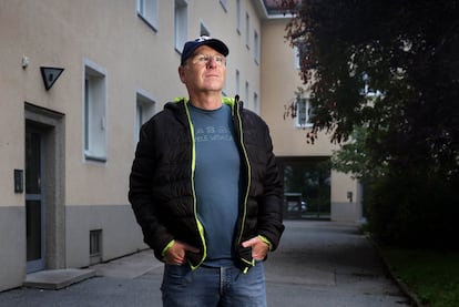 Uwe Mauch, periodista especializado en vivienda y autor de numerosos libros, en el barrio vienés donde reside.