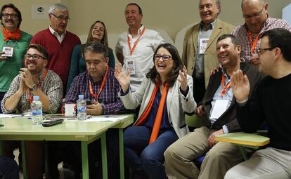 Mònica Oltra celebra junto a miembros del grupo de Compromìs Podemos, los primeros sondeos a pie de urna.