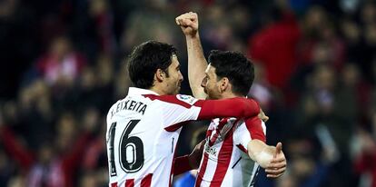 Etxeita y Aduriz celebran el gol del segundo, este domingo en San Mam&eacute;s.