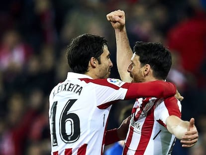 Etxeita y Aduriz celebran el gol del segundo, este domingo en San Mam&eacute;s.