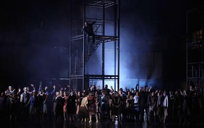 Escena coral de 'El ángel de fuego', en un ensayo en el Teatro Real.