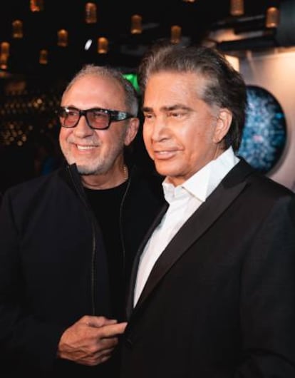 Emilio Estefan y José Luis Rodríguez, El Puma, en el restaurante del productor musical por el 76 cumpleaños del cantante venezolano.