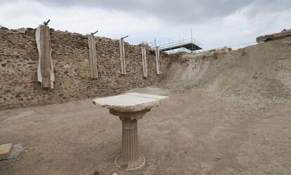 Una pequeña mesa hallada durante las excavaciones en Pompeya.