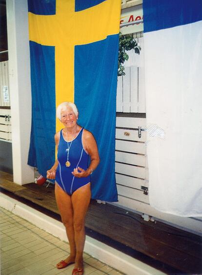 Bernarda Angulo, en bañador cuando tenía 87 años.