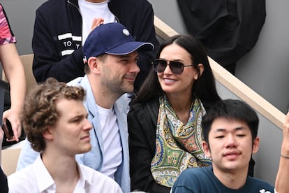 Demi Moore junto a su pareja, el chef Daniel Humm, el 5 de junio de 2022 en París disfrutando del Roland Garros.