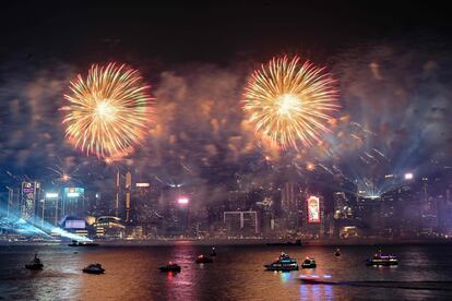 Juego de fuegos artificiales sobre el Puerto Victoria de Hong Kong (China). 