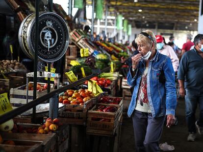 Un puesto de fruta y verdura en un mercado de Buenos Aires.