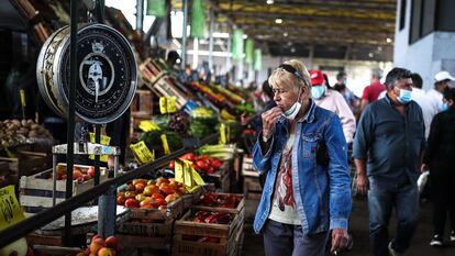 Grupo de pessoas faz compras no Mercado Central de Buenos Aires, em janeiro.