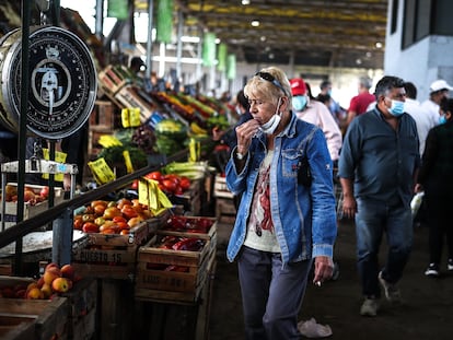 Un grupo de personas realiza compras en el Mercado Central de Buenos Aires, el pasado 12 de enero.