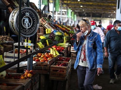 Grupo de pessoas faz compras no Mercado Central de Buenos Aires, em janeiro.