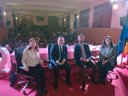 El vicepresidente de la Junta de Castilla y León, Juan García-Gallardo, segundo por la derecha, en la inauguración de las Jornadas para alumnos en el Colegio San Agustín de Salamanca, este lunes.