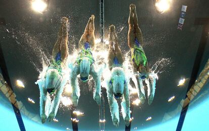 El equipo británico realiza su ejercicio en la final de natación sincronizada.