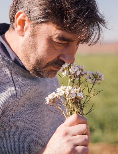 Oliendo unas hierbas aromáticas.