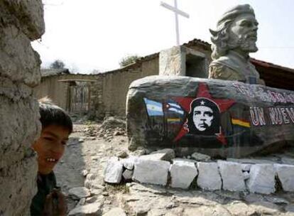 Un niño junto a la estatua del Che levantada en La Higuera, Bolivia, donde fue asesinado en octubre de 1967