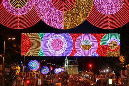 Encendido del alumbrado navideño en 2010 en Madrid. Estilo psicodélico en la remodelada calle de Serrano, inspiración pop diseñada por la arquitecta Teresa Sapey.