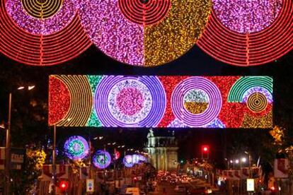 Encendido del alumbrado navideño en 2010 en Madrid. Estilo psicodélico en la remodelada calle de Serrano, inspiración pop diseñada por la arquitecta Teresa Sapey.